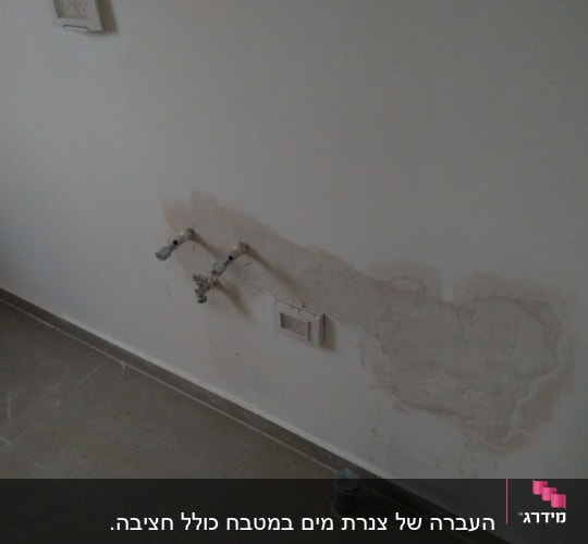 צינורות מים בקיר עם חיבורים חשופים